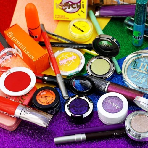 2020-06-01_happypridemonth_prettihaus_makeup_igmakeup_instamakeup_instabeauty_motd_motdmakeup_makeupoftheday_makeupofinsta_flatlay_makeupflatlay_slaytheflatlay_makeuptowakeup_beautycommunity